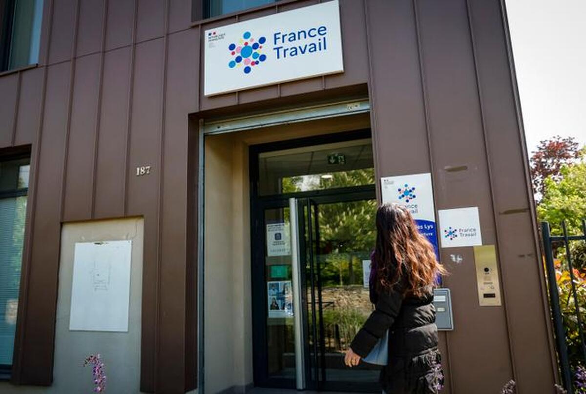 Une personne devant l'entrée de France travail 