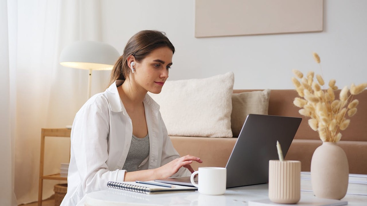 image de https://www.pexels.com/fr-fr/photo/femme-ordinateur-portable-naviguer-parcourir-4492161/