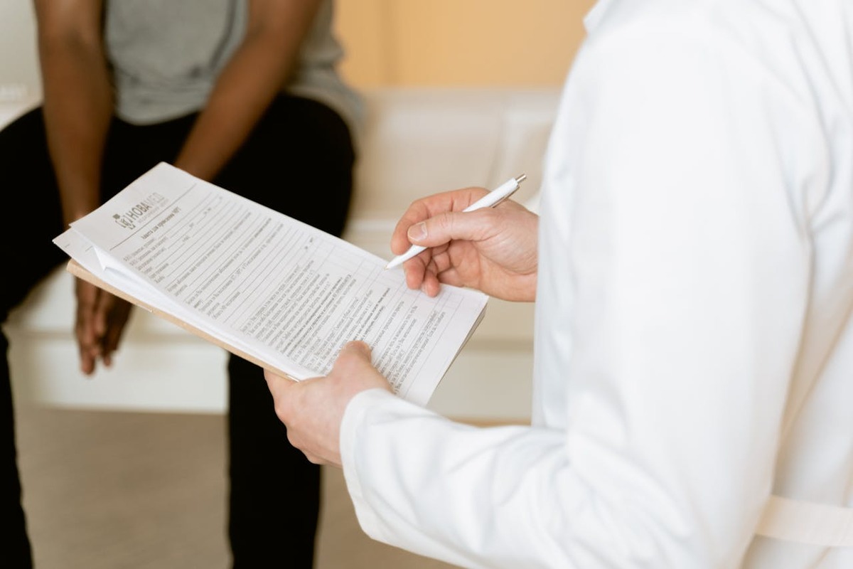 un médecin consulte un patient 