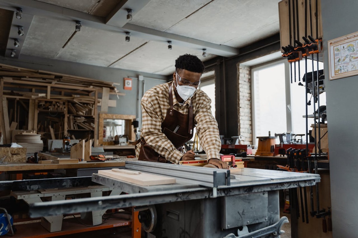 https://www.pexels.com/fr-fr/photo/bois-homme-travailler-industrie-6790070/