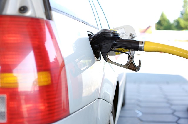 Voiture entrain de mettre du carburant 