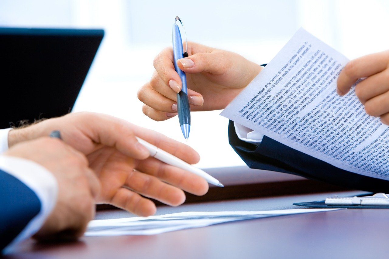 deux personnes se mettent d'accord sur un contrat, négociation