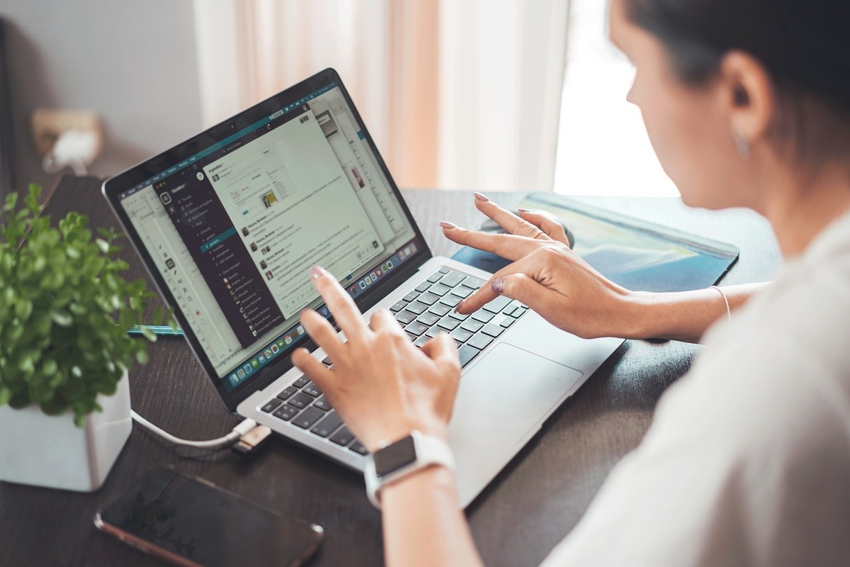Une personne devant son pc en télétravail 