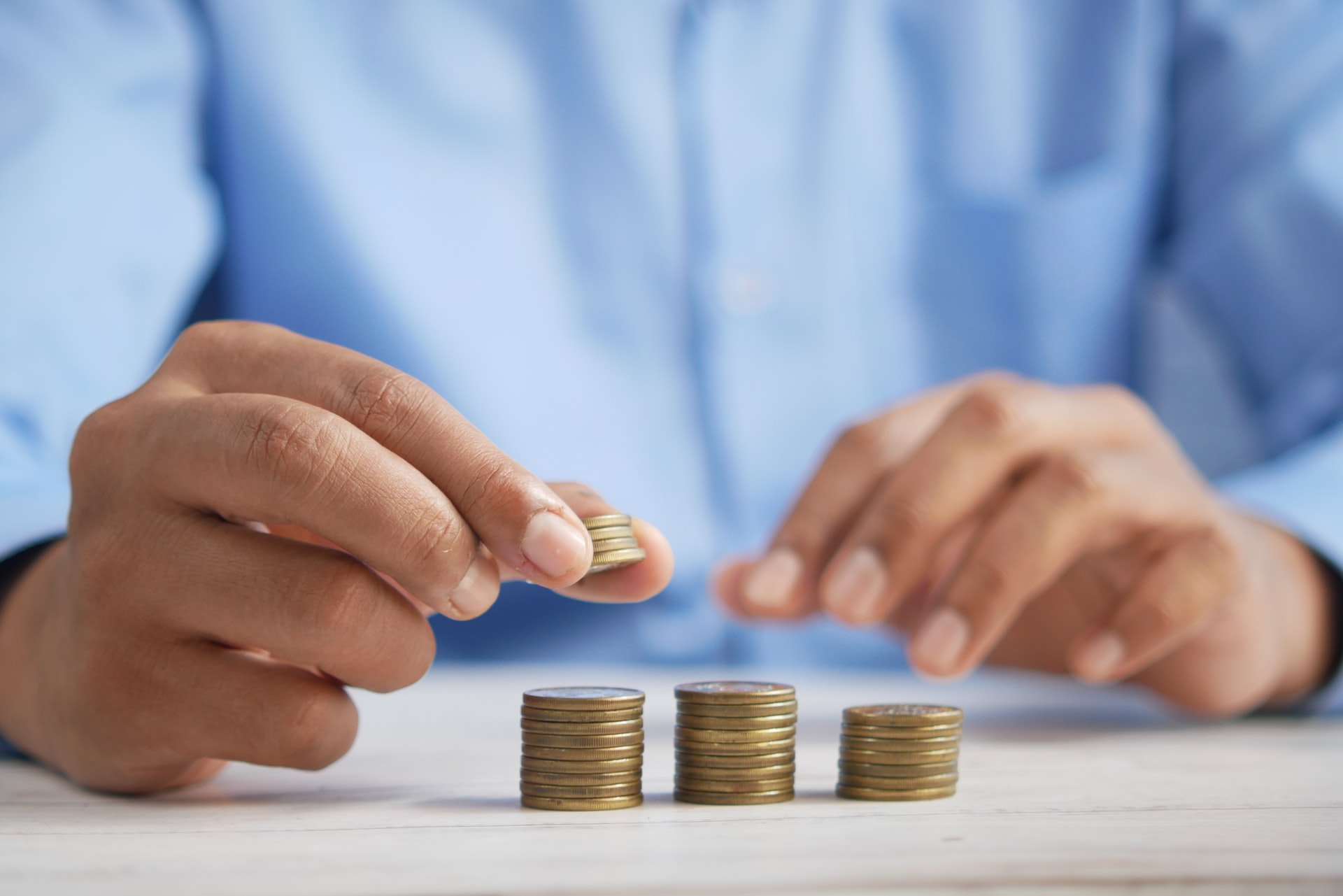 Un home compte ces pièces de monnaies