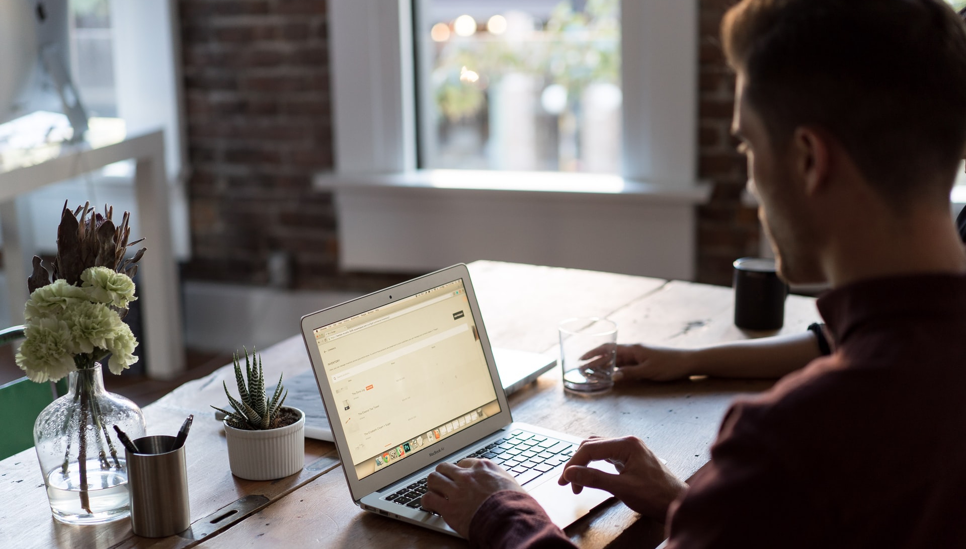 Un home devant ce pc en télétravail